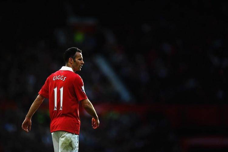 球员冠军数谁最多？C罗36冠仅第5，有人43冠还不是第一，梅西领跑